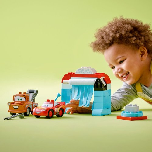 LEGO® Disney™ 10996 Divertida Lavagem Automática de Carros de Faísca McQueen e Mate
