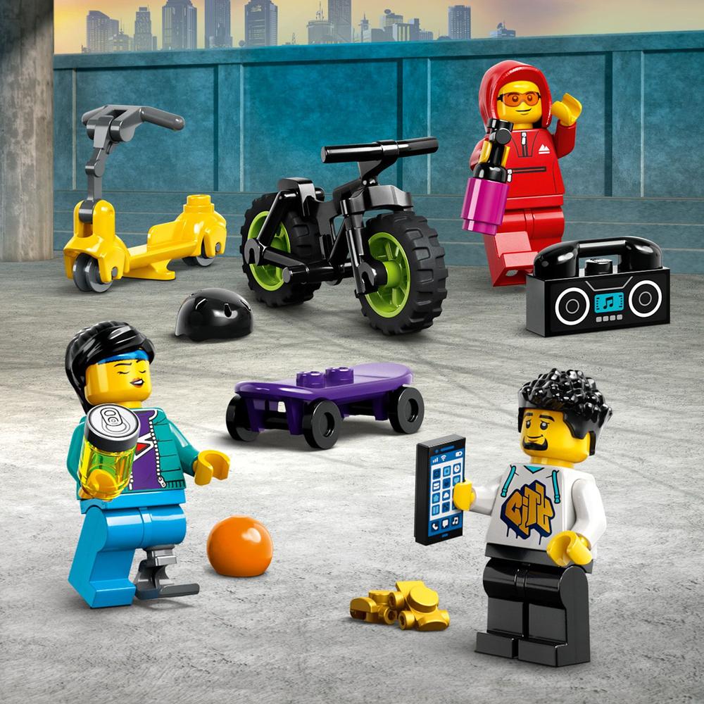 LEGO 60364 City Le Skatepark Urbain, avec Vélo BMX, Skateboard,  Trottinette, Rollers et 4 Minifigurines pour