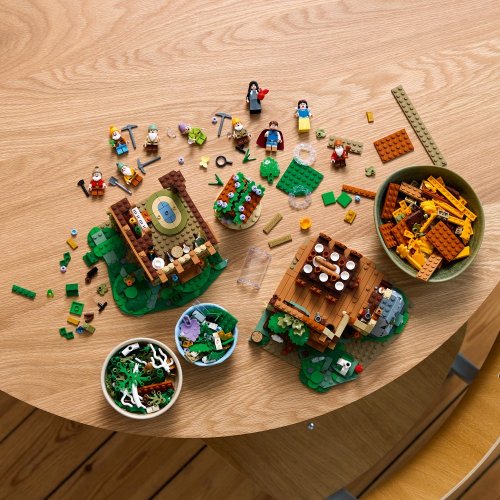 LEGO® Disney™ 43242 Hófehérke és a hét törpe házikója