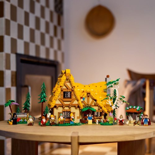 LEGO® Disney™ 43242 Chatka Królewny Śnieżki i siedmiu krasnoludków