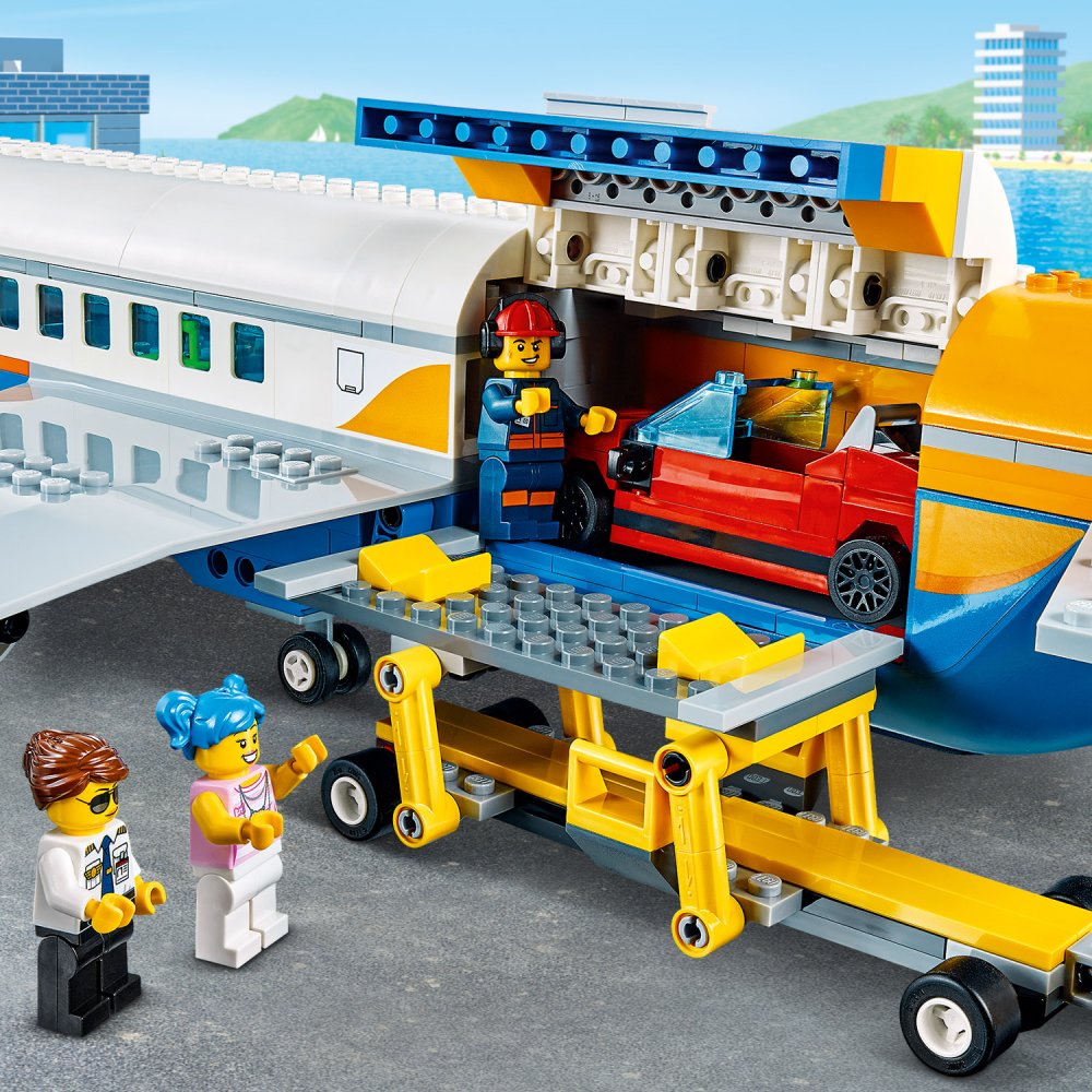  LEGO City 60262 - Avión de pasajeros, con torre de radar,  camión de aeropuerto con elevador de automóvil, convertible rojo, 4  pasajeros y 4 minifiguras del personal del aeropuerto, más una