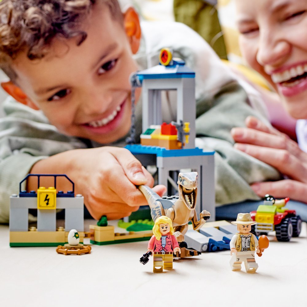 LEGO 76957 Jurassic Park L'Évasion du Vélociraptor, Jouet avec Dinosaure  pour Garçons, Filles, Enfants à Partir de 4 Ans, Jeu avec Figurine Dino,  Voiture Tout-Terrain et 2 Minifigurines : : Jeux et