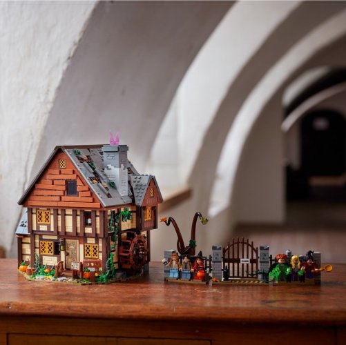 LEGO® Ideas 21341 Disney El Retorno de las Brujas: Cabaña de las Hermanas Sanderson