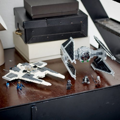 LEGO® Star Wars™ 75348 Mandaloriánska stíhačka triedy Fang proti TIE Interceptoru