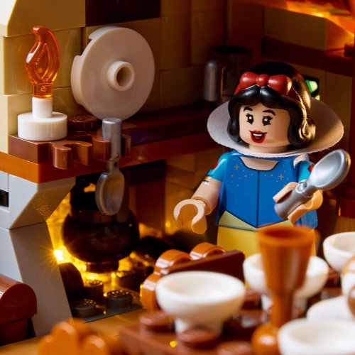 LEGO® Disney™ 43242 Albă ca Zăpada și căsuța celor șapte pitici