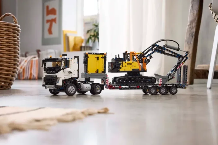 LEGO® Technic™ 42175 Camionul FMX și excavatorul electric EC230 de la Volvo