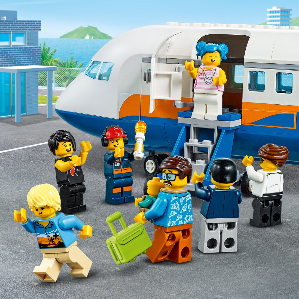  LEGO City 60262 - Avión de pasajeros, con torre de radar,  camión de aeropuerto con elevador de automóvil, convertible rojo, 4  pasajeros y 4 minifiguras del personal del aeropuerto, más una